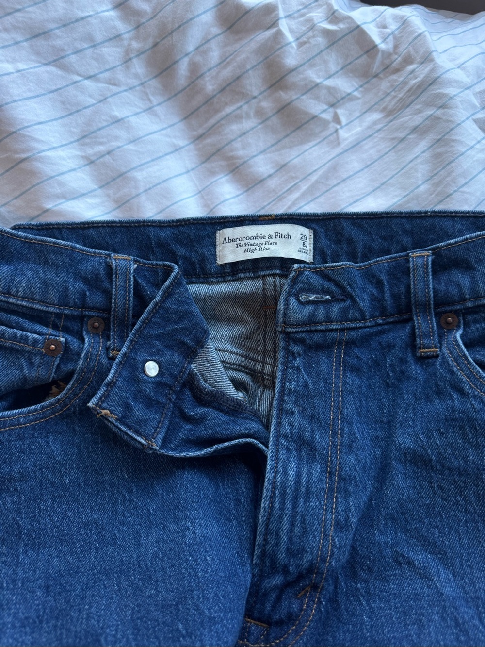Abercrombie & Fitch The Vintage Flare High Rise Jean. (Size: 29 Long) - Picture 5 of 6